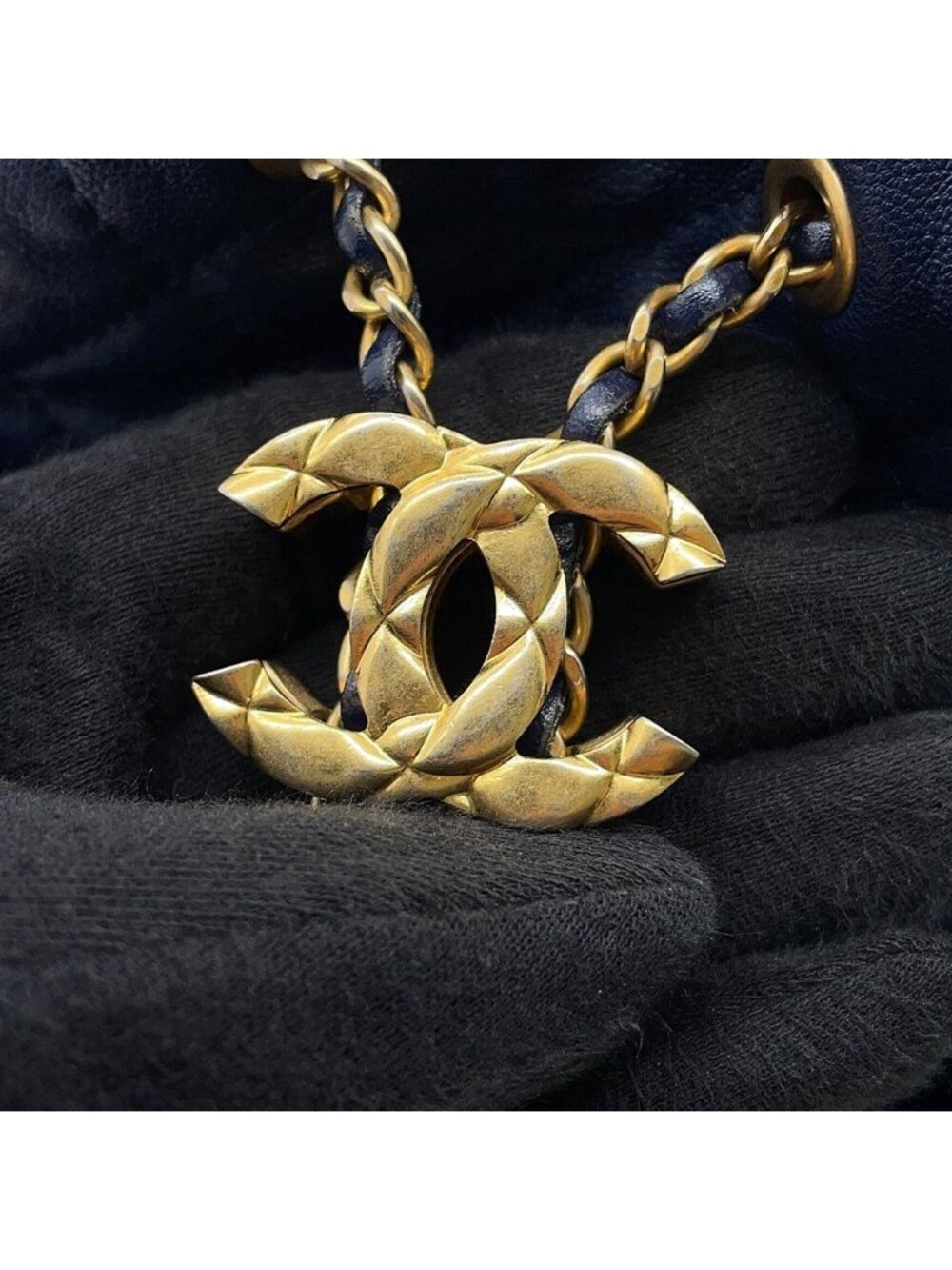★SOLD★ Chanel Chain Shoulder Bag CC Logo Quilted Drawstring Leather Velvet - Picture 10 of 10